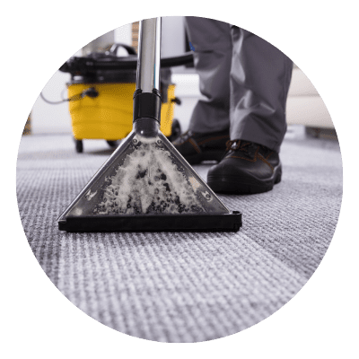 Reinigung der Teppichböden mit Schaum